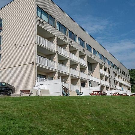 Cute Cedar Lodge Studio With Balcony & Lake Views! Laconia Zewnętrze zdjęcie