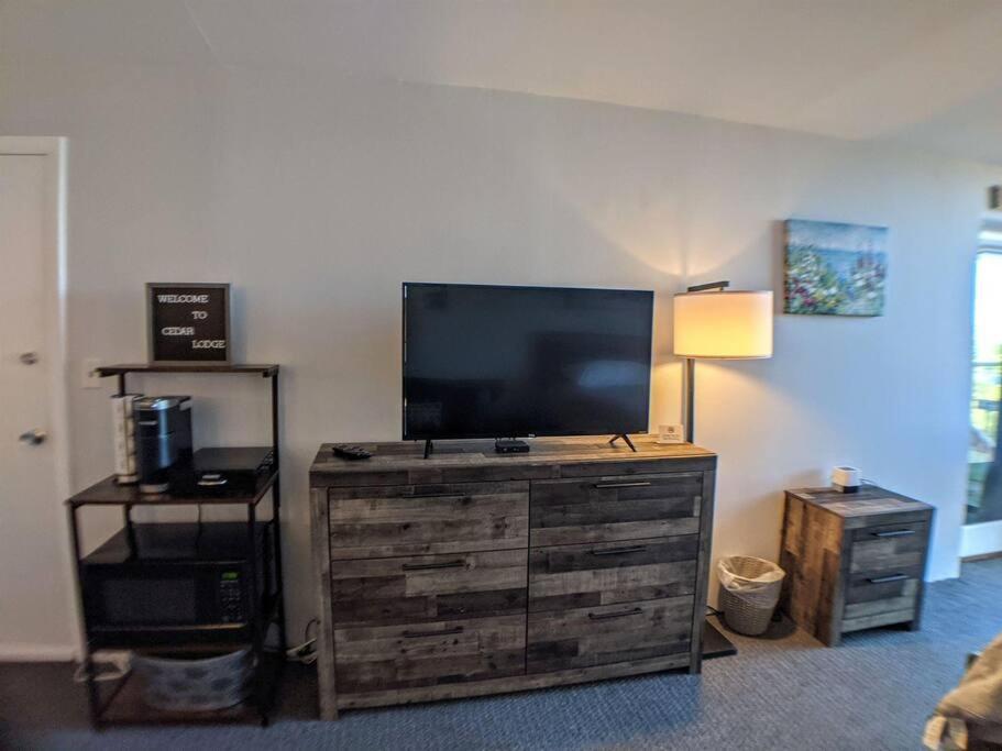 Cute Cedar Lodge Studio With Balcony & Lake Views! Laconia Zewnętrze zdjęcie