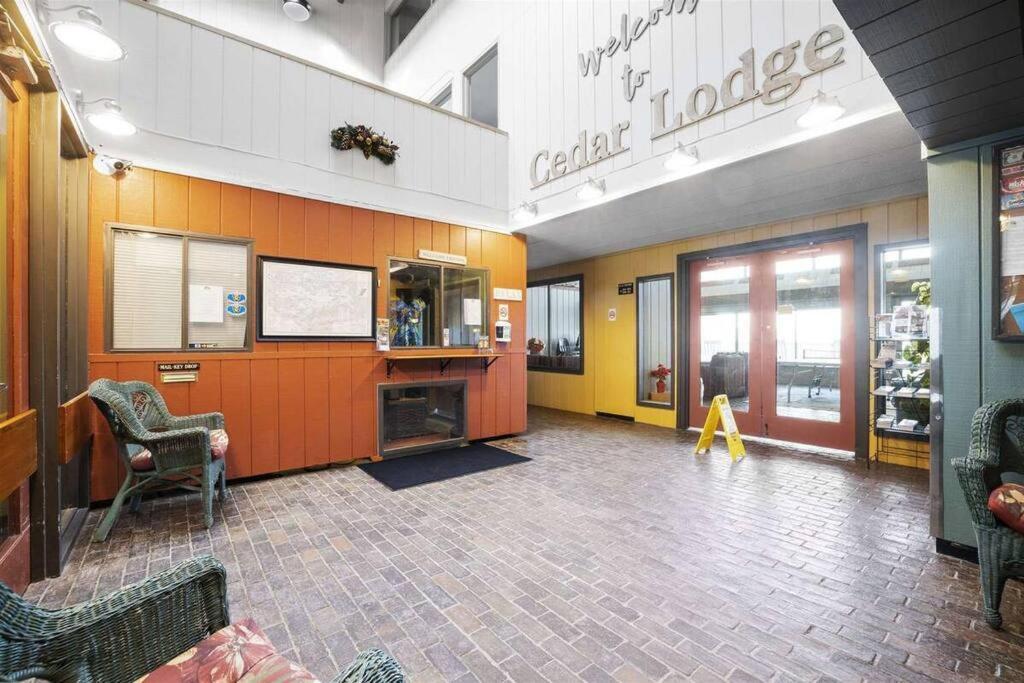 Cute Cedar Lodge Studio With Balcony & Lake Views! Laconia Zewnętrze zdjęcie