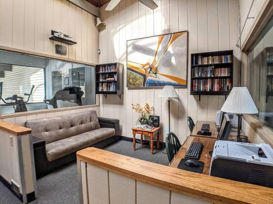 Cute Cedar Lodge Studio With Balcony & Lake Views! Laconia Zewnętrze zdjęcie