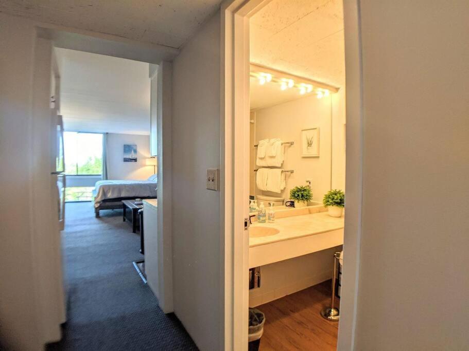Cute Cedar Lodge Studio With Balcony & Lake Views! Laconia Zewnętrze zdjęcie