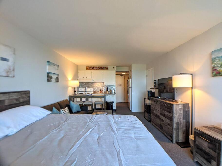 Cute Cedar Lodge Studio With Balcony & Lake Views! Laconia Zewnętrze zdjęcie